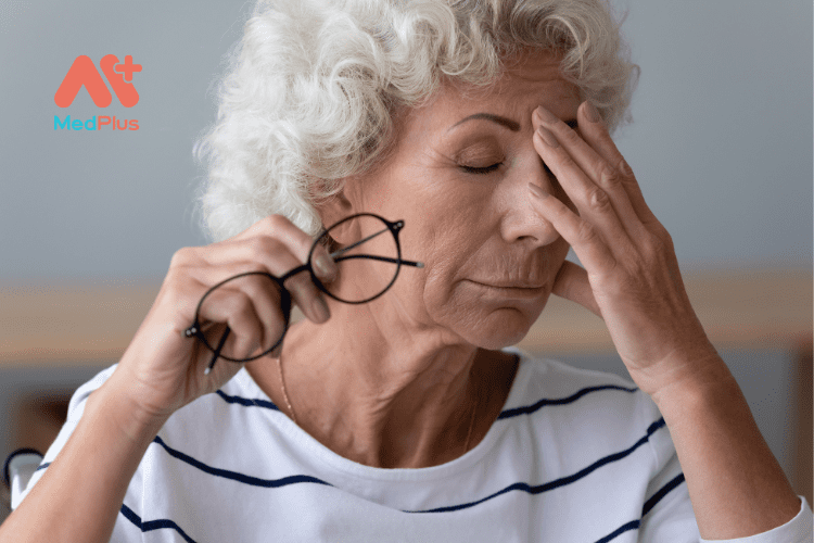 7 Dấu hiệu mắt có vấn đề ở người cao tuổi