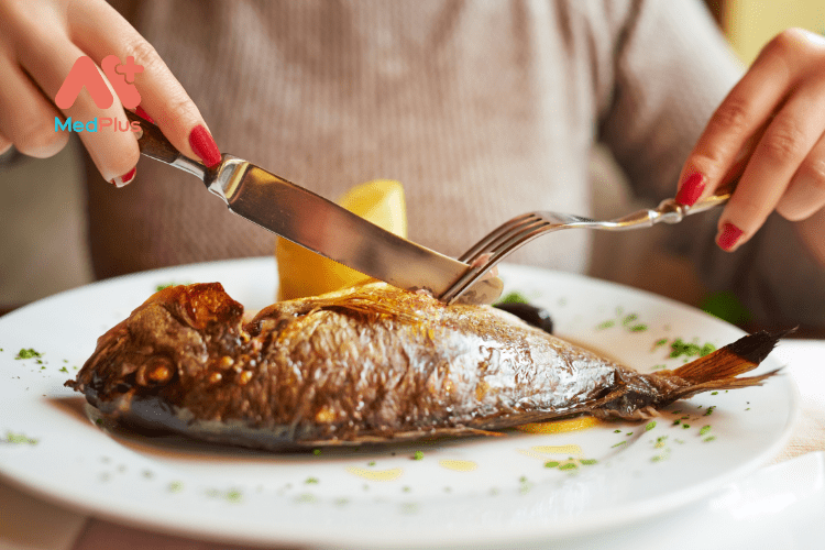 Bổ sung dầu cá và ăn cá khi mang thai? Nên hay không?
