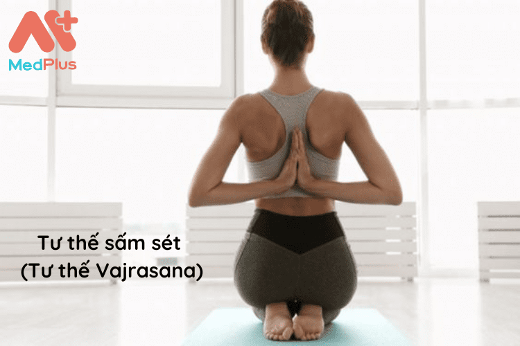 Ngồi trong tư thế vajrasana (tư thế tia sét) trong vài phút trong ngày sẽ giúp bạn thoải mái hơn.