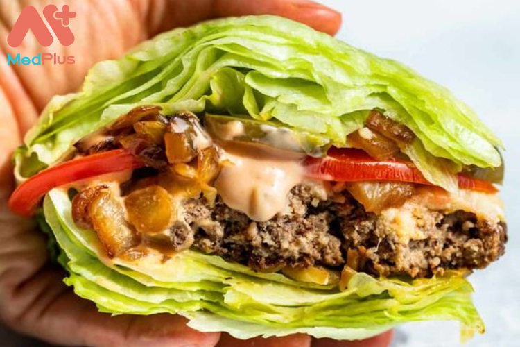 Một chiếc burger rau đầy đủ màu sắc và đủ chất dinh dưỡng cho bữa ăn