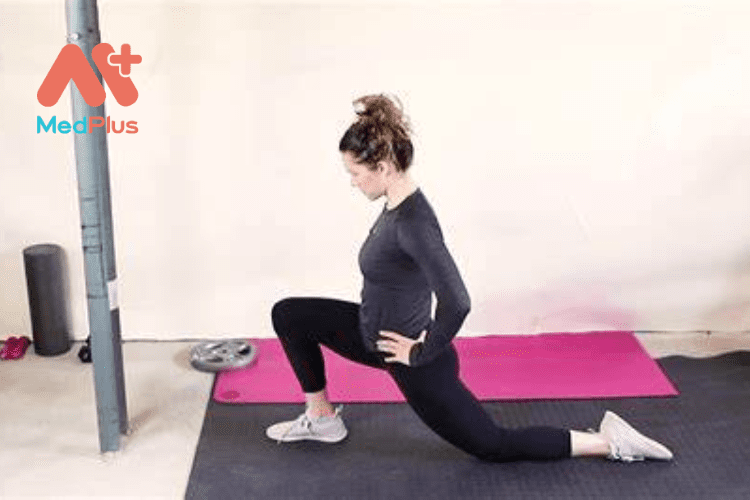 Bài tập Lunging Hip Flexor Stretch giúp kéo giãn tốt nhất cho chân