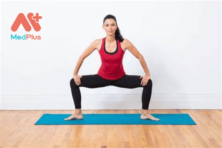 Bài tập squat và căng khớp háng giúp giảm đau khớp háng hiệu quả