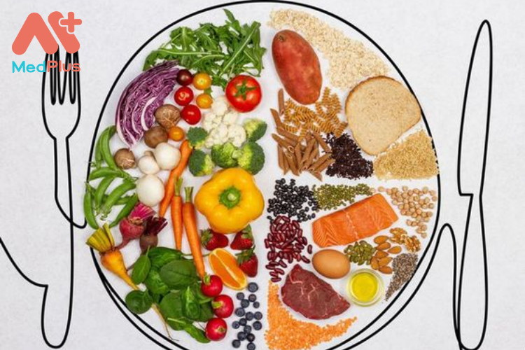 Kiểm soát khẩu phần ăn: nhắm đến khoảng 1/4 lượng carb, 1/2 rau và 1/4 protein nạc trên đĩa của bạn mỗi bữa ăn