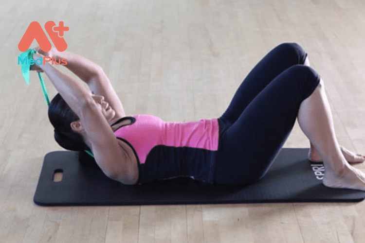 Bài tập Pilates với cơ bụng phẳng cổ
