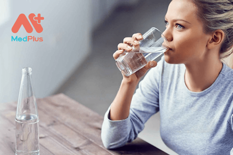 Giảm cân bằng cách uống nhiều nước