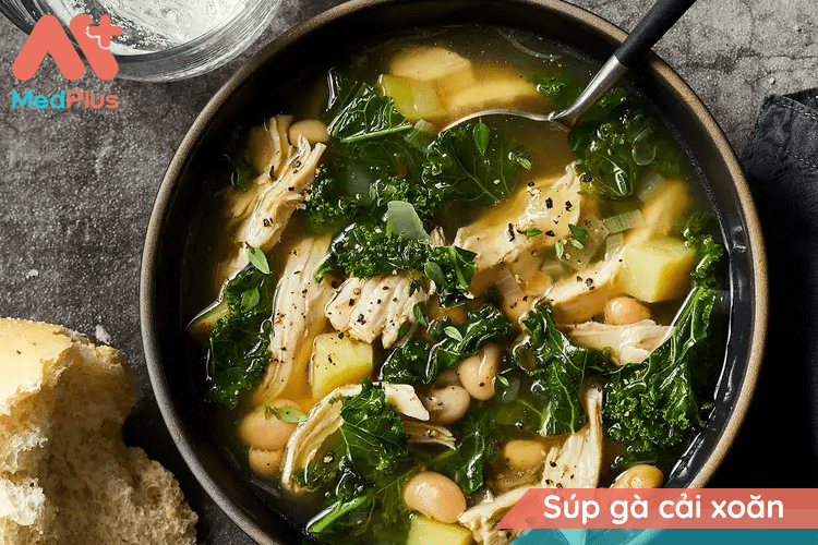 Món súp gà và cải xoăn dễ làm và đơn giản, thịnh soạn.
