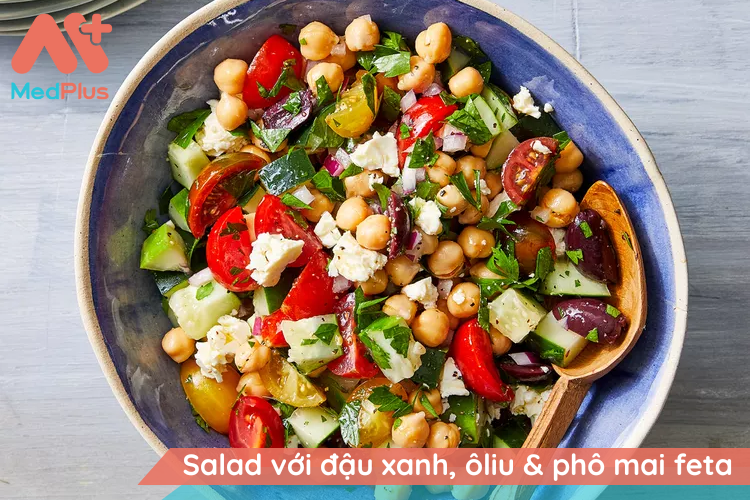 Món salad xắt nhỏ nhanh chóng và dễ dàng này được lấy cảm hứng từ hương vị của Địa Trung Hải