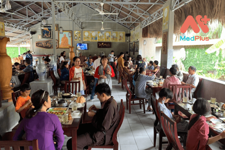 Nhà hàng chay Tạ Ơn là quán chay Bến Tre có không gian khá rộng rãi và mát mẻ, tạo cảm giác thoải mái cho các thực khách khi dùng bữa tại đây