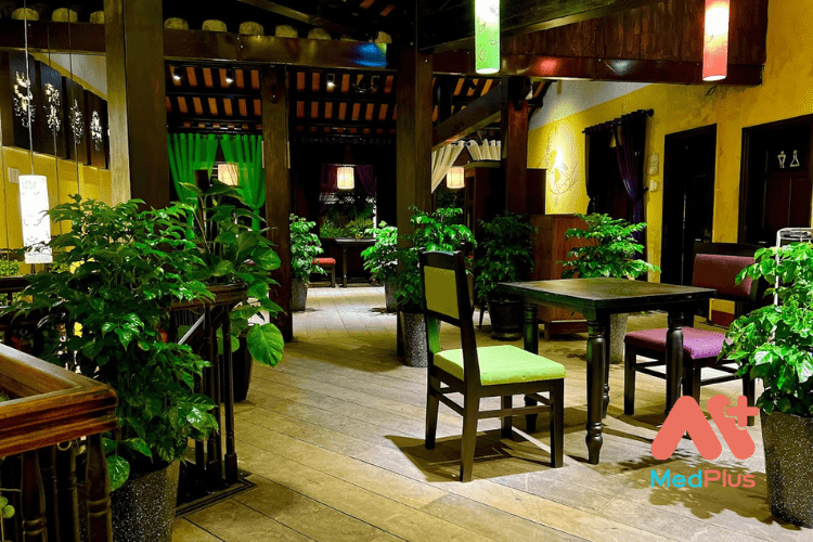 Shamballa Vegetarian, Restaurant & Lounge có không gian rộng rãi với tone màu xanh lá làm chủ đạo